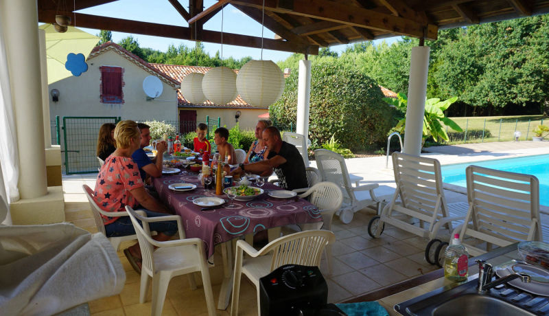 Samen eten in de zomderkeuken